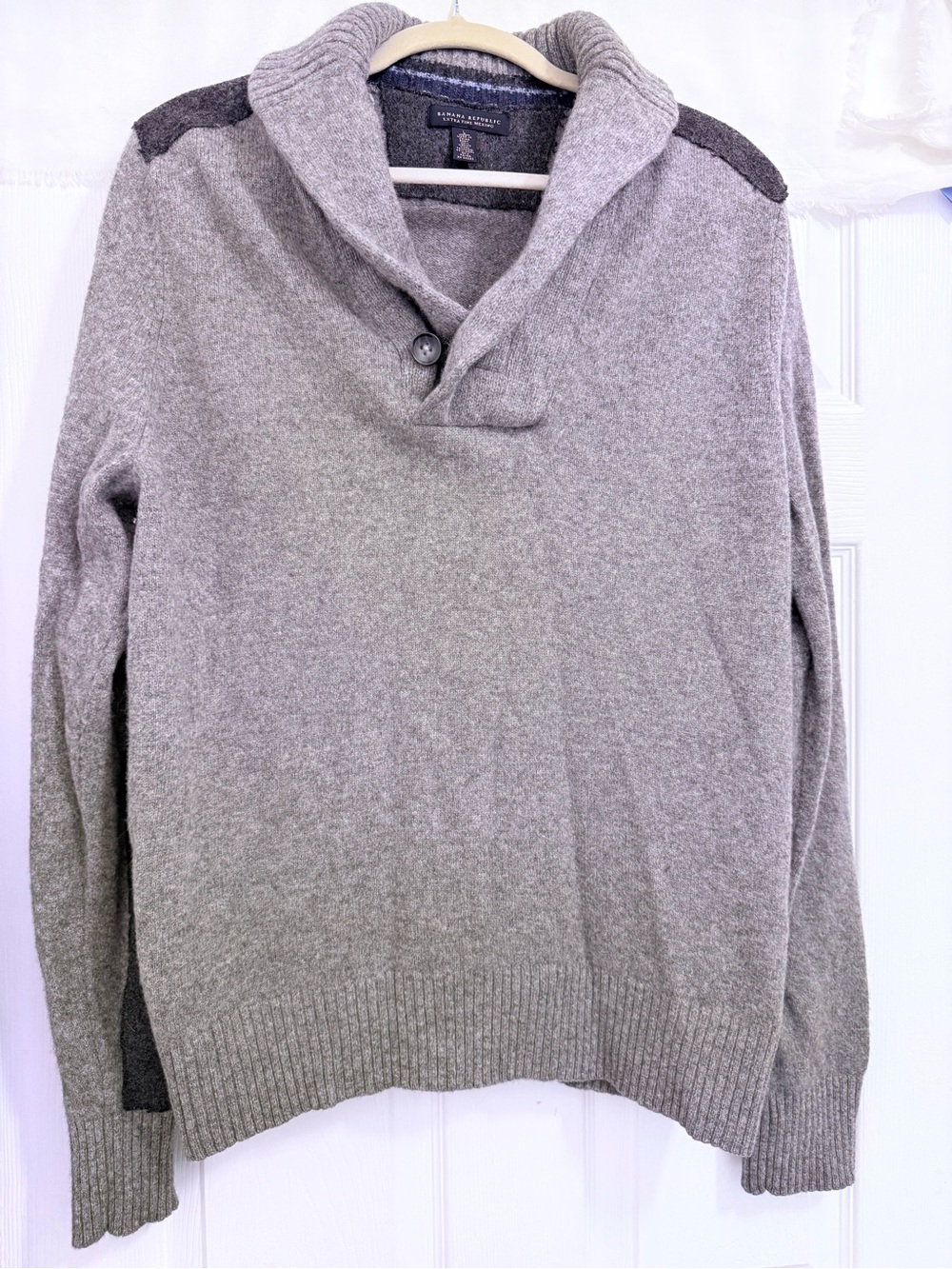 Banana Republic Light Gray Shawl-Collar Pullover w/ Dark Gray Accents-Men’s L